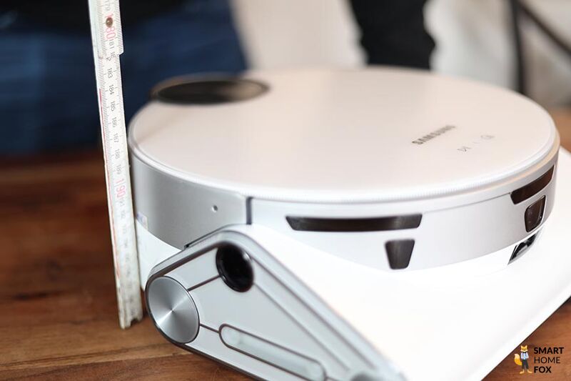 Der Samsung Jet Bot AI Saugroboter wird mit einem Lineal ausgemessen.